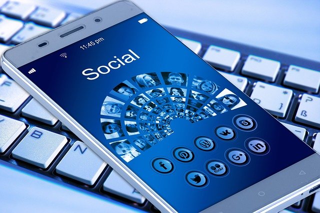 sociální sítě v mobilu
